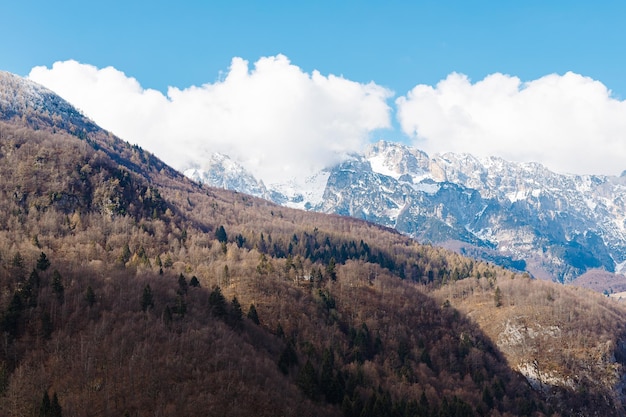 La bellezza del paesaggio è innegabile, un cielo azzurro sereno è adornato da ciuffi di nuvole bianche