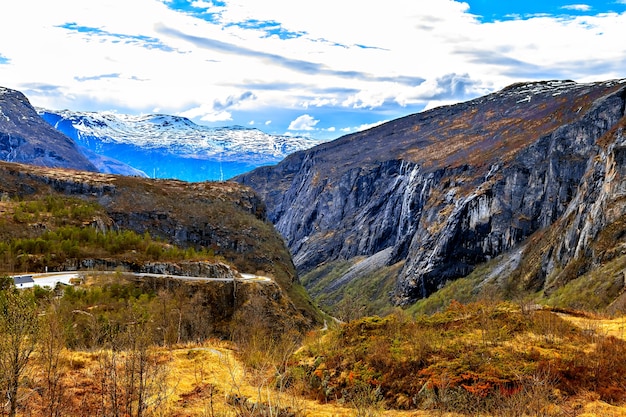 La bellezza della natura: cielo, montagna e gola