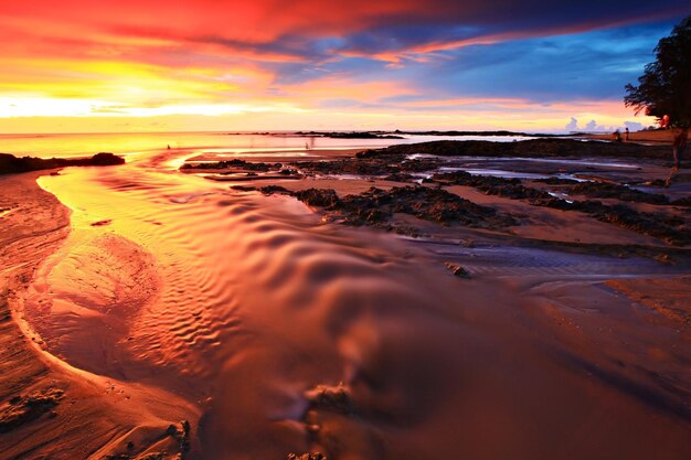 La bellezza della spiaggia al tramonto nella baia di Ao Nang nella provincia di Krabi in Thailandia