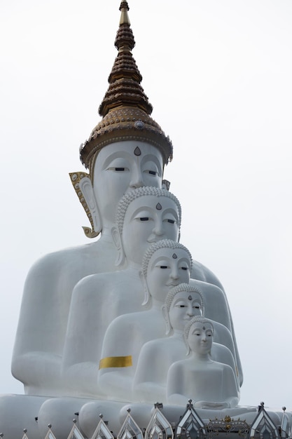 La bellezza delle immagini del Buddha di Wat Phrathat Pha Sorn Kaew Phetchabun Thailandia