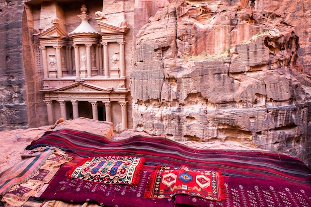 La bellezza delle rocce e l'architettura antica di Petra in Giordania Antico tempio di Petra in Giordania