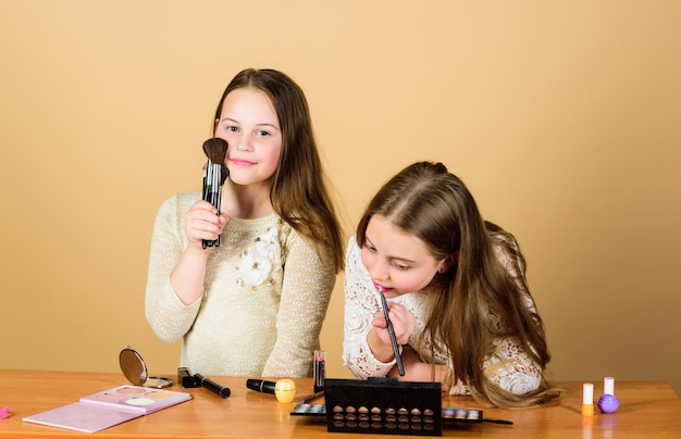 La bellezza è tutto ciò che dà gioia Piccoli modelli di bellezza Adorabili artisti di bellezza che guardano nel vetro e si truccano Look di bellezza di piccoli modelli di trucco