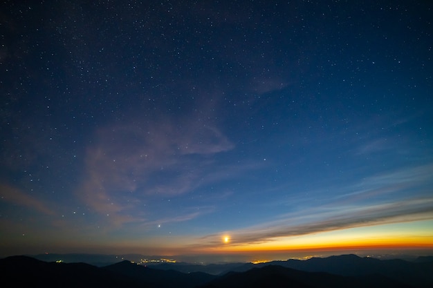 La bellissima alba sopra la città in montagna