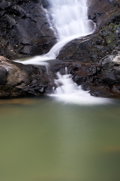 La bellissima cascata è considerata rilassante per gli occhi dopo le attività