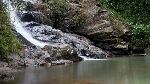 La bellissima cascata è considerata rilassante per gli occhi dopo le attività