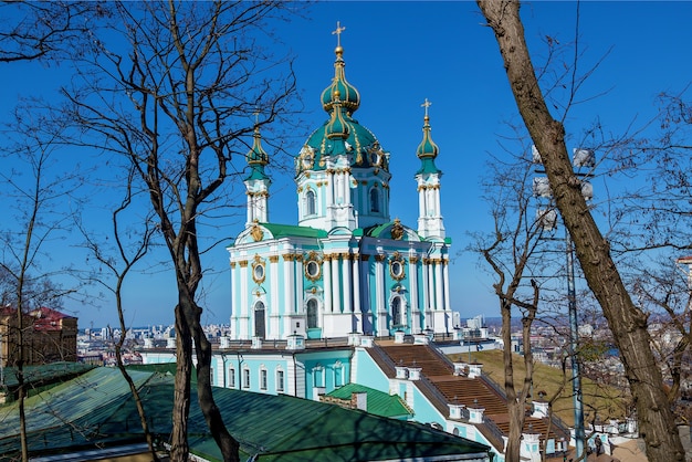 La bellissima chiesa barocca di Sant'Andrea o Cattedrale di Sant'Andrea fu costruita a Kiev tra il 1747 e il 1754 su progetto dell'architetto imperiale Bartolomeo Rastrelli. Kiev, Ucraina.