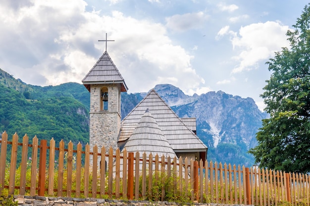 La bellissima chiesa cattolica nella valle del Parco Nazionale di Theth Albania alpi albanesi