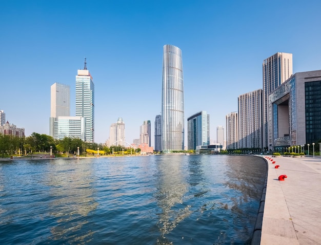 La bellissima città costiera del distretto finanziario di Tianjin e del fiume Haihe in Cina