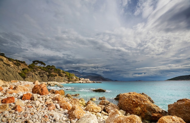 La bellissima costa del mare è al tramonto in Turchia