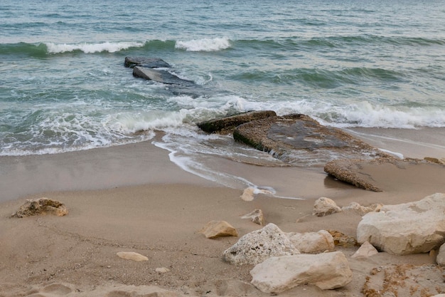 La bellissima costa della città di Varna in Bulgaria Il mare batte contro le pietre incredibile paesaggio marino
