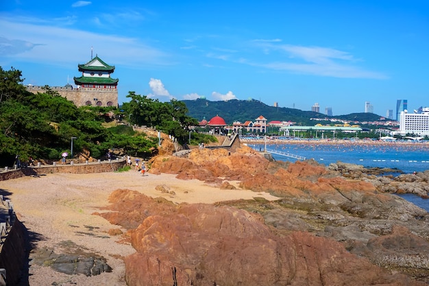 La bellissima costa di Qingdao e il paesaggio architettonico della città vecchia