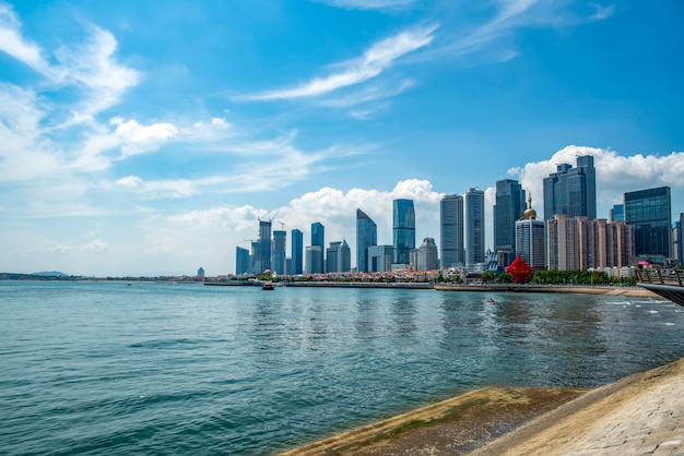 La bellissima costa e il paesaggio urbano di Qingdao