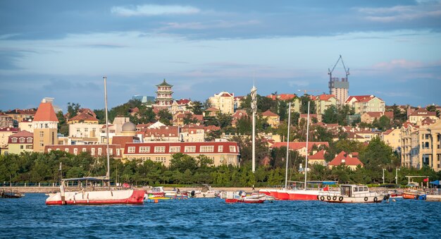 La bellissima costa e l'architettura urbana di Qingdao