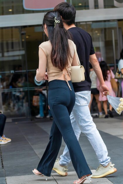 La bellissima schiena di una ragazza che fa shopping con il suo ragazzo