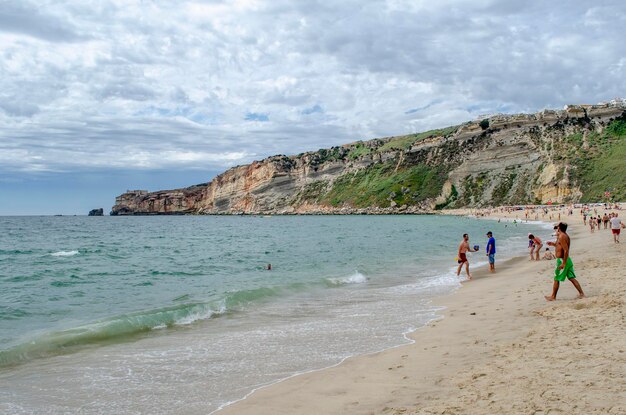 La bellissima spiaggia di Nazare in Portogallo una giornata nuvolosa d'estate