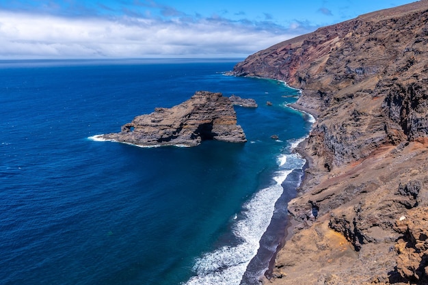 La bellissima spiaggia di sabbia nera di Bujaren dall'alto nel nord delle Isole Canarie di La Palma