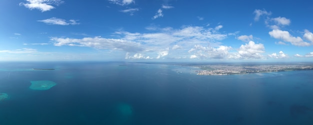 La bellissima vista aerea dell'isola tropicale di Zanzibar. mare in spiaggia di Zanzibar