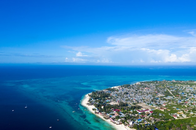 La bellissima vista aerea dell'isola tropicale di Zanzibar