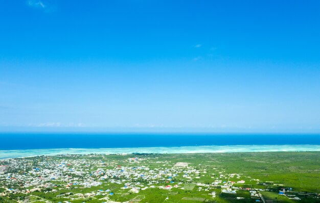 La bellissima vista aerea dell'isola tropicale di Zanzibar.