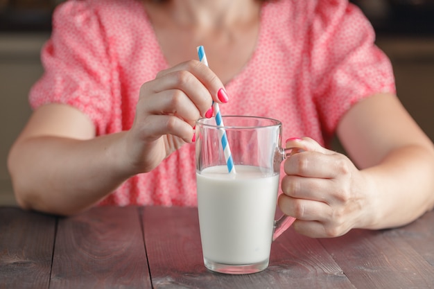 La bevanda del latte alimentare cresce il concetto di rilassamento