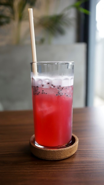 La bevanda mocktail all'alba al mirtillo rosso è composta da tè nero, mirtillo rosso, menta, limone e semi di basilico