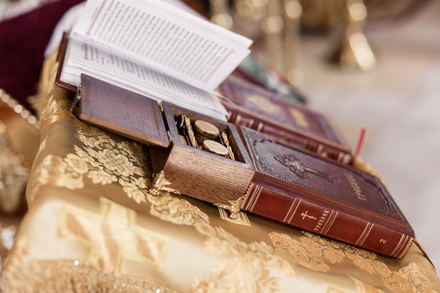 La Bibbia in tavola dal prete in chiesa