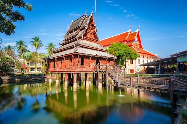 La biblioteca su palafitte nel tempio Wat Thung Si Muang a Ubon Ratchatani