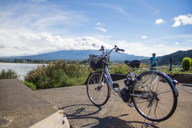 La bicicletta nel Kawaguchiko Natural Living Center con il monte Fuji sullo sfondo. Kawaguchiko Giappone.