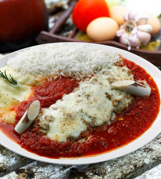 La bistecca alla parmigiana con patate e riso