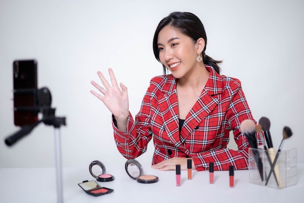 La blogger di bellezza donna asiatica fa trucco, recensisce prodotti di bellezza per video blog