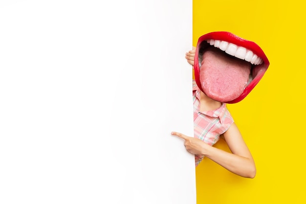 La bocca della donna sorridente con le labbra rosse che mostra i punti della lingua al bordo bianco in bianco con lo spazio della copia