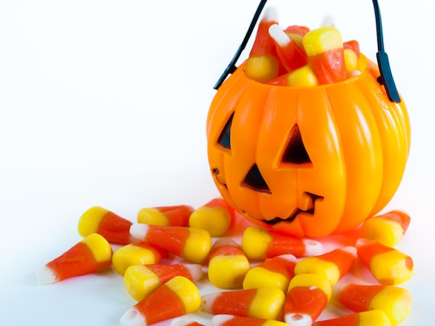 La borsa dell'ossequio di Halloween ha riempito di caramelle del cereale della caramella su fondo bianco.