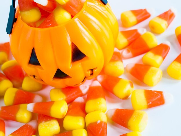 La borsa dell'ossequio di Halloween ha riempito di caramelle del cereale della caramella su fondo bianco.