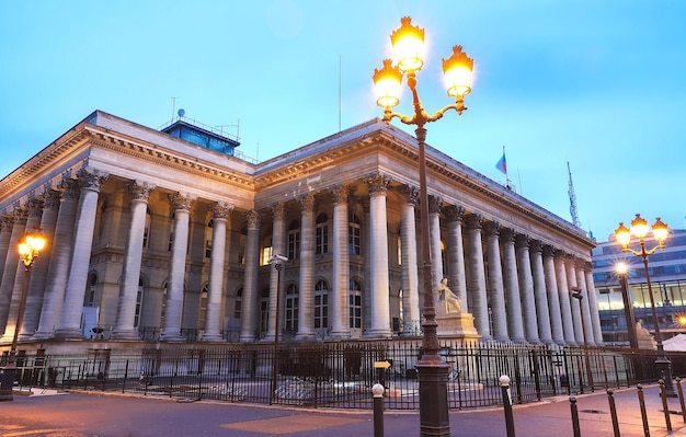 La Borsa di Parigi Palazzo Brongniart di notteParigi Francia