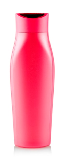 La bottiglia di shampoo rossa. Isolato su sfondo bianco con tracciato di ritaglio