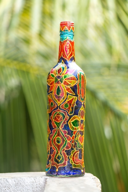 La bottiglia di vetro decorativa è dipinta e decorata con strass