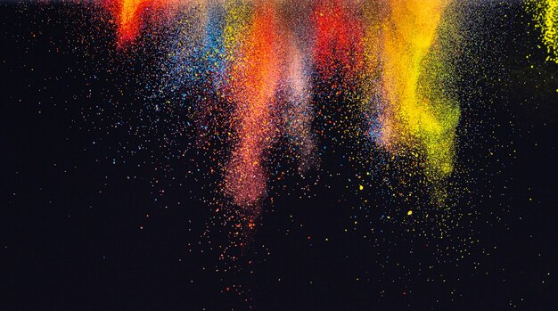 La brillante esplosione di polvere colorata