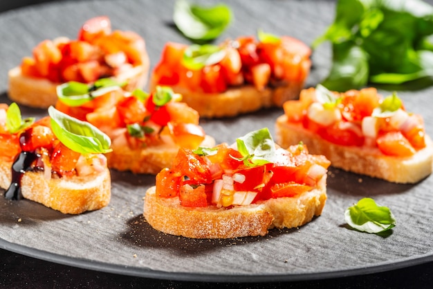 La bruschetta italiana classica è servito sul piatto scuro