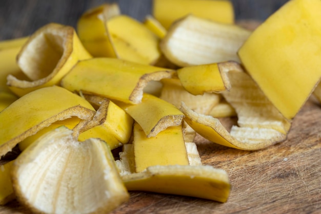 La buccia gialla che è rimasta dopo le banane sul tabellone