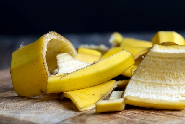 La buccia gialla che è rimasta dopo le banane sul tabellone