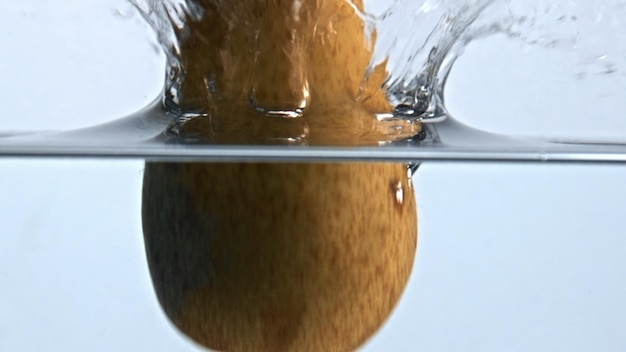 La caduta della pera ha caduto il primo piano di vetro liquido Acqua fresca con tutta la frutta matura macro