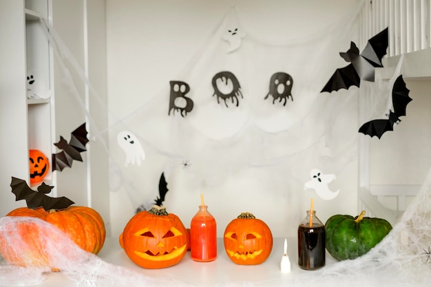 La camera è decorata con artigianato di carta per Halloween