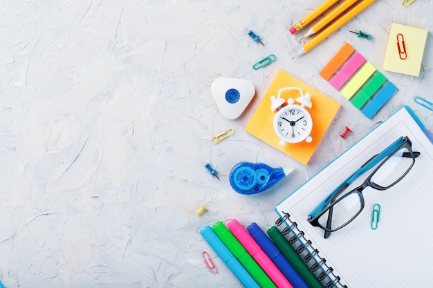 La cancelleria della scuola si trova su una trama grigia con spazio libero.