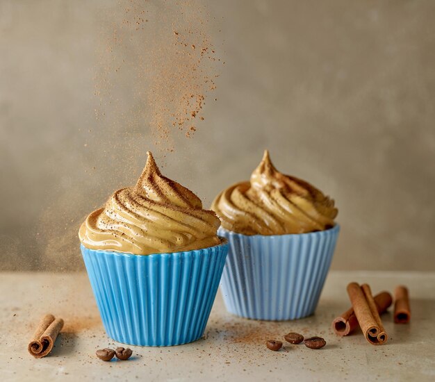 La cannella in polvere viene versata sul dessert di mousse alla crema di caffè e caramello