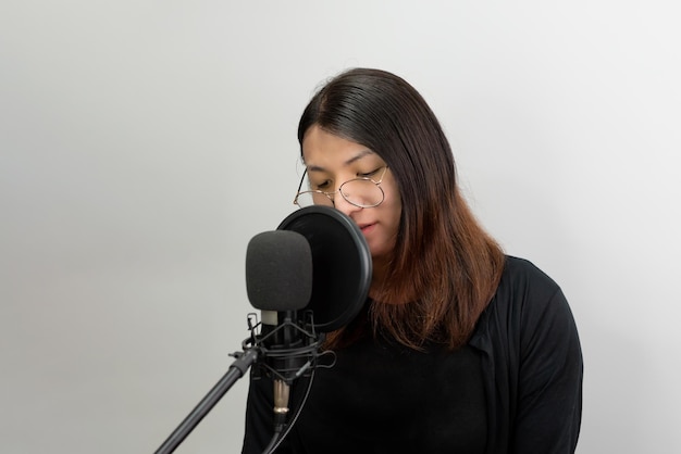 La cantante LGBTQ donna canta una canzone con il microfono