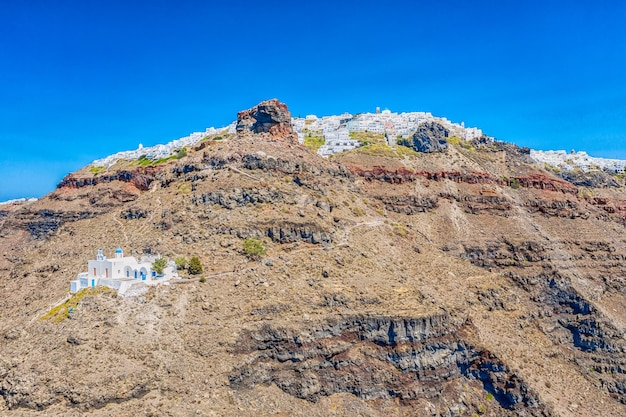 La Cappella di Panagia Theoskepasti con il mare Egeo Skaros rock Imerovigli isola di Santorini in Grecia