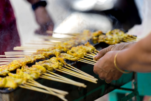 La carne di maiale arrostita gialla in bastone ha chiamato la carne di maiale satay nell&#39;ustione del carboncino