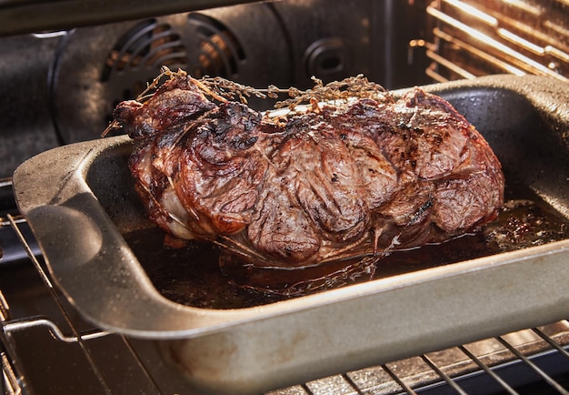 La carne di manzo al rosmarino e burro è pronta dopo la cottura in forno