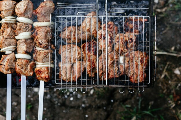 La carne è grigliata alla griglia Shashlik