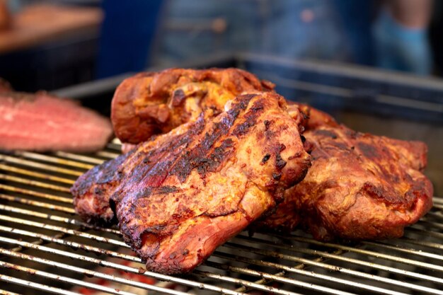 La carne viene fritta alla griglia